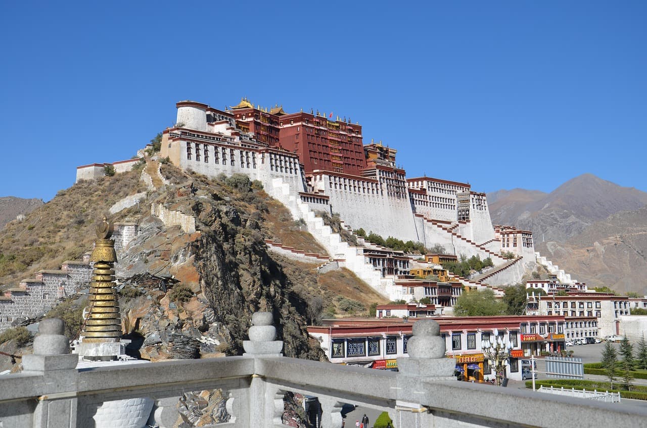 Qinghai Lake attraction on Tibetan Plateau Gateway
